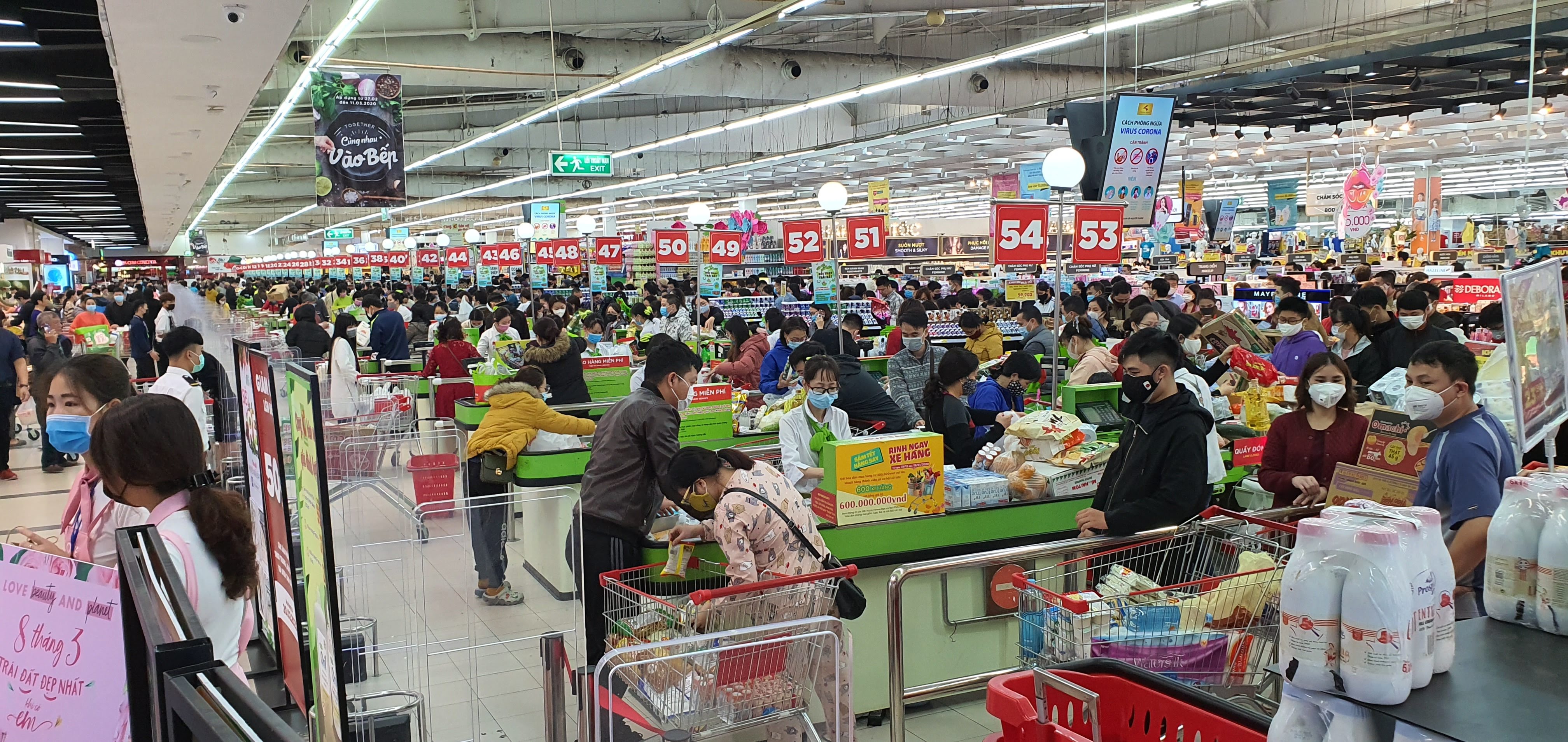 Người dân Thủ đô chủ động mua hàng thiết yếu đối phó với Covid -19 trong trật tự
